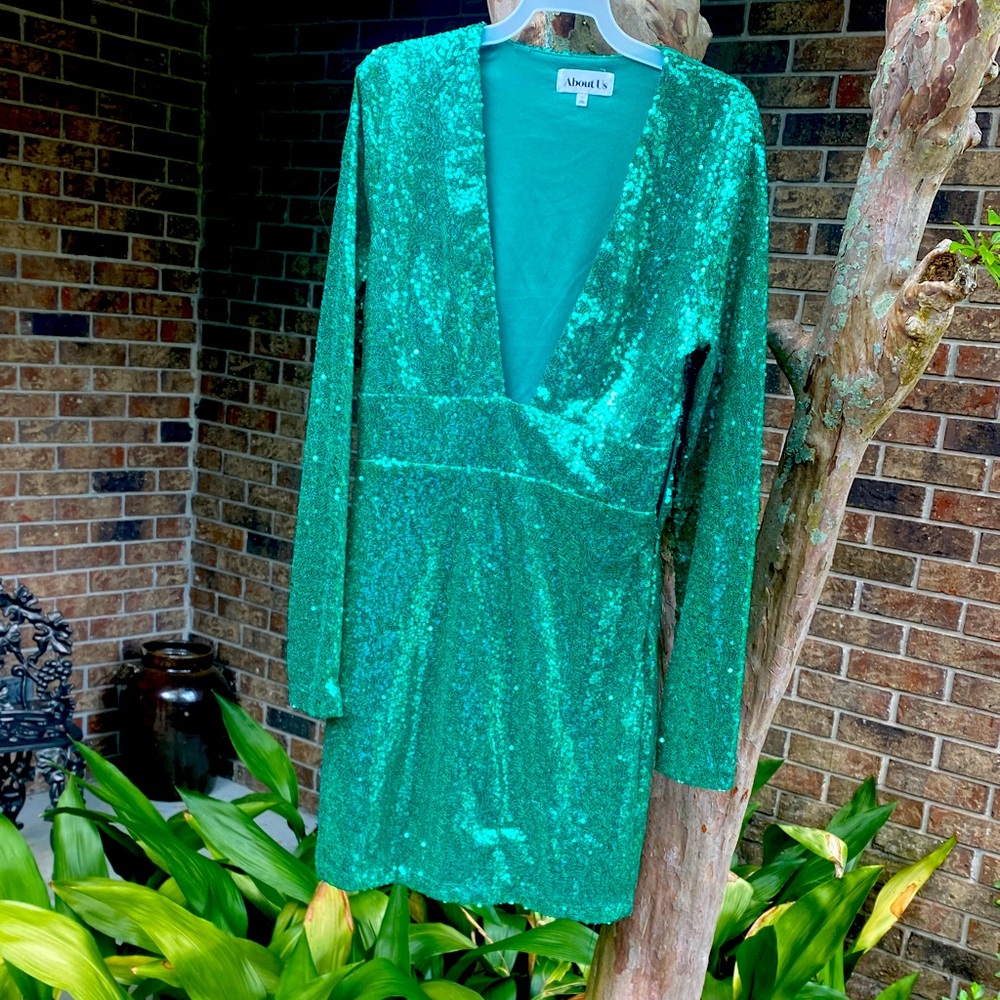 Green Sequin Deep V Mini Dress😻💚💚🍒